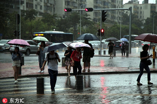 民治路人冒着狂风暴雨在路上焦急的赶路