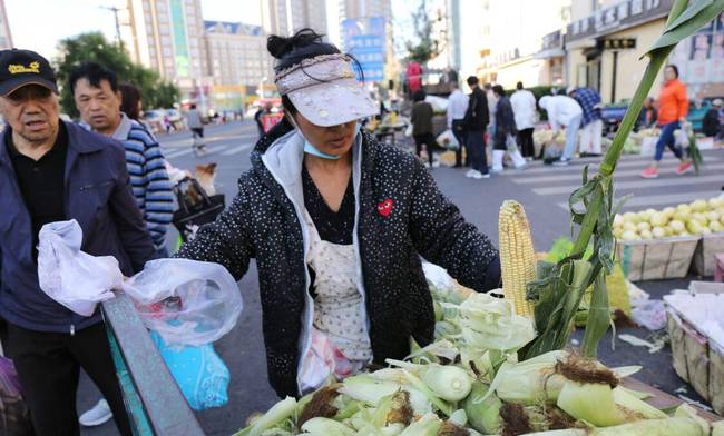 三伏天我们“热成狗”，而黑龙江却穿着棉袄出行。啥情况？